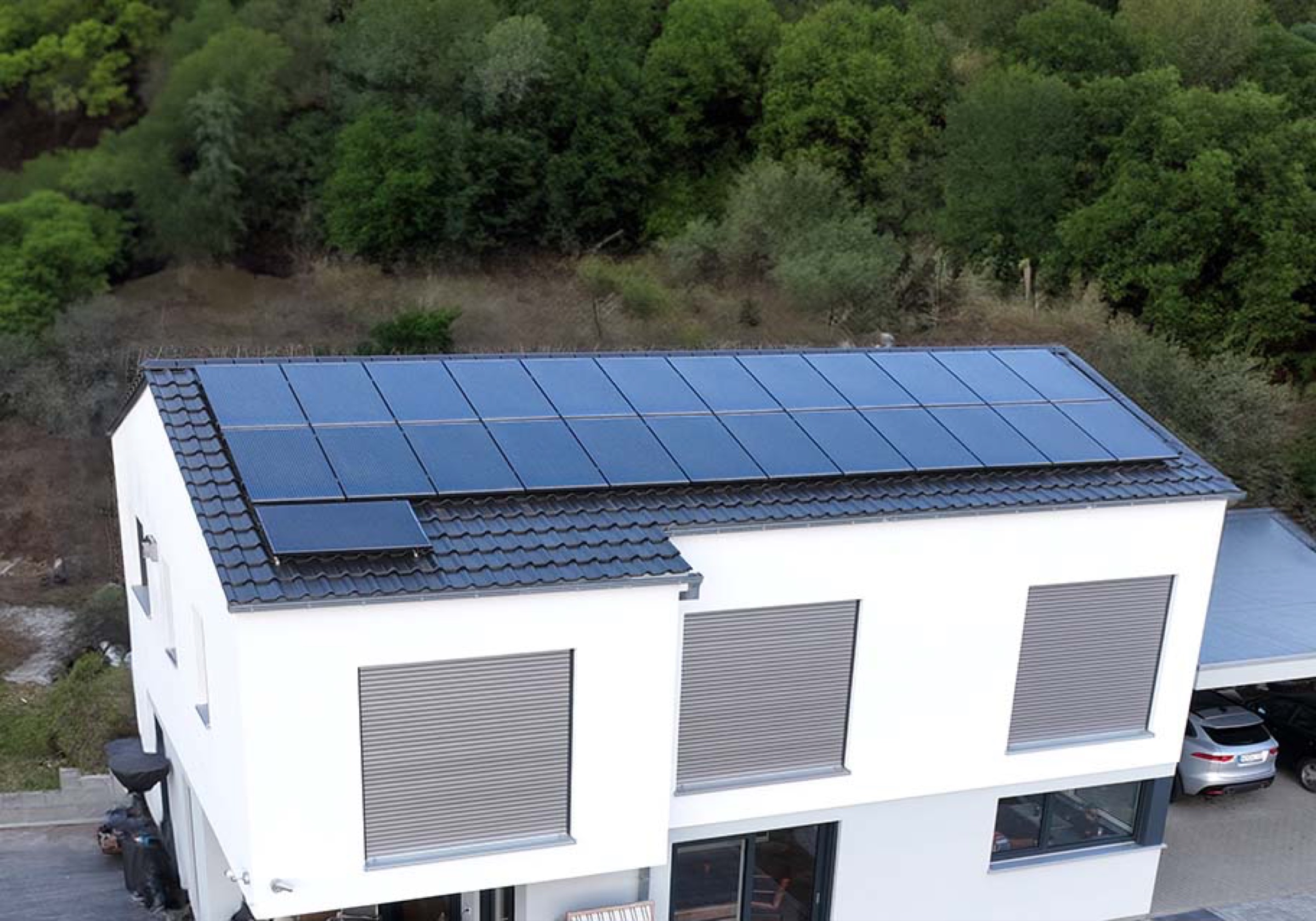 Modernes Wohnhaus mit Photovoltaik-Aufdachanlage auf Pultdach